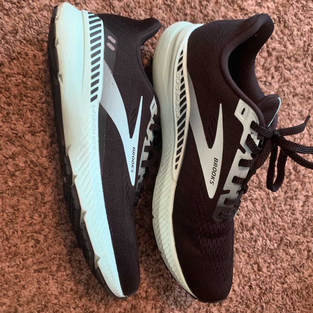Women’s 8.5 brooks running shoe